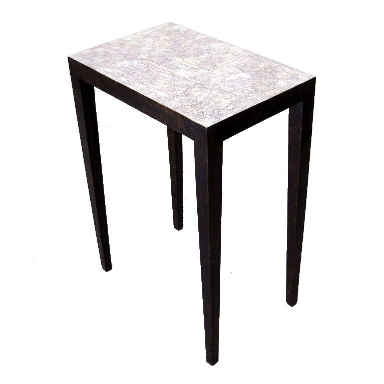 Paire de tables d'appoint laquées et coquille d'œuf