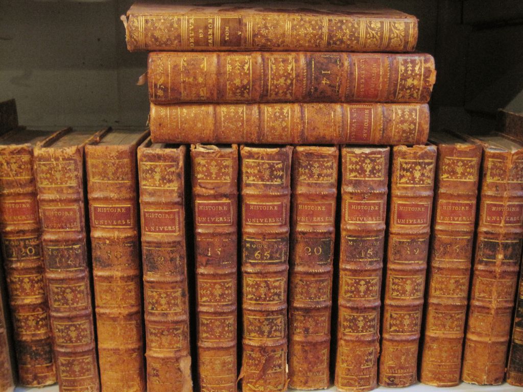 25 feet of books, all leather bound and in good condition. Many are illustrated.