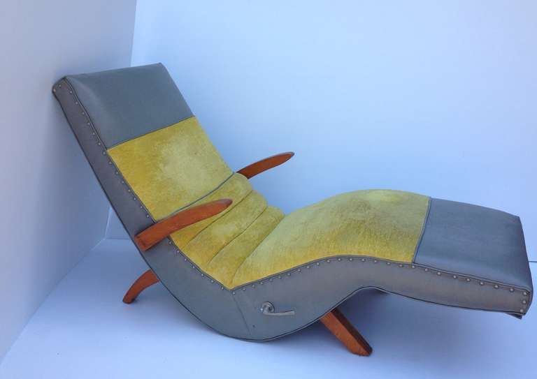 Reclinable chaise longue.
