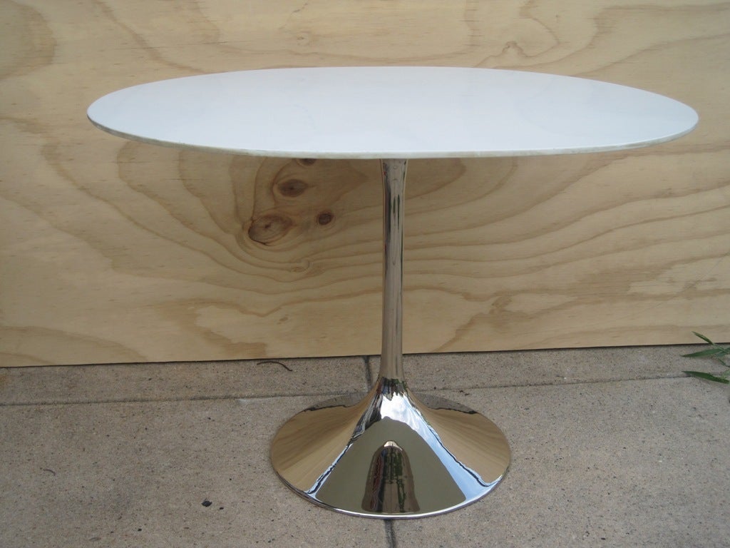 Tulip small cocktail side and or end table after Eero Saarinen for Knoll, very chic. With milk white glass top.  Base has been newly nickel plated and in excellent condition, this item is now on sale for a clearance price.