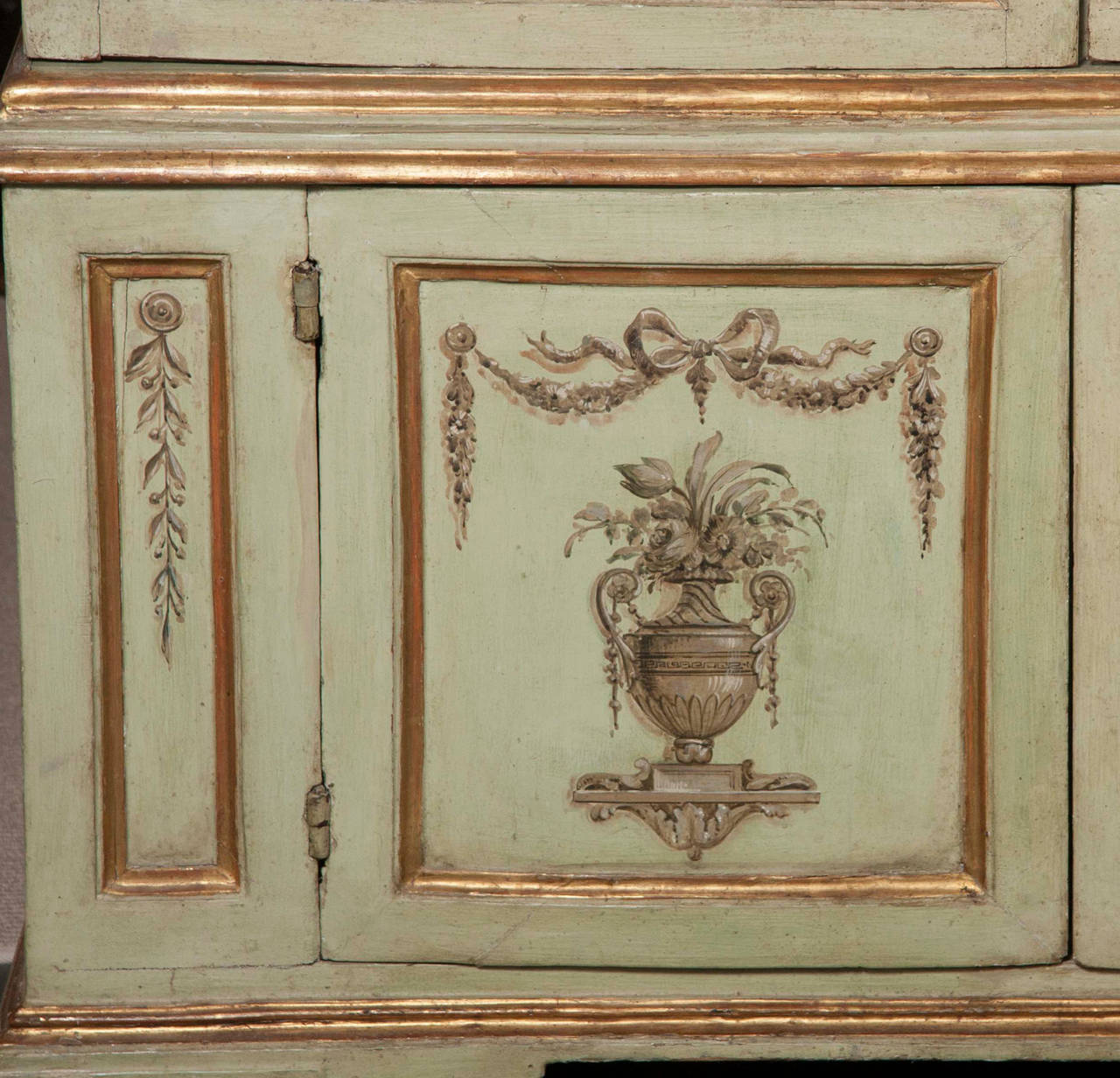 Italian Early 19th Century Painted Cabinet In Excellent Condition For Sale In Mississauga, ON