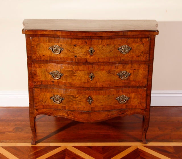 Italian Commode In Excellent Condition For Sale In Mississauga, ON