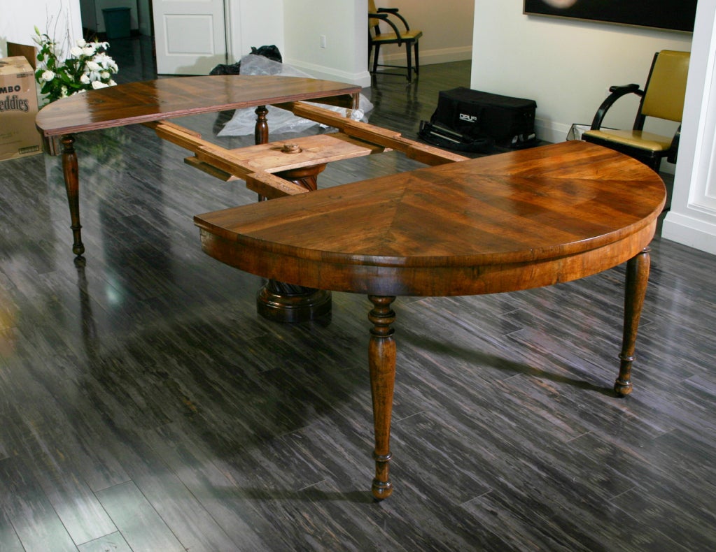 Italian Dining Table In Excellent Condition For Sale In Mississauga, ON