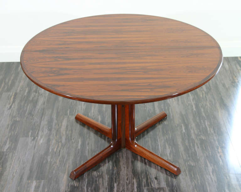 A Danish Mid. Century Modern Rosewood Extending Dining Table with two leaves.  Design by Niels O. Moller.  Stamped: GUDME MOBELFABRIK, GUDME.
28,5