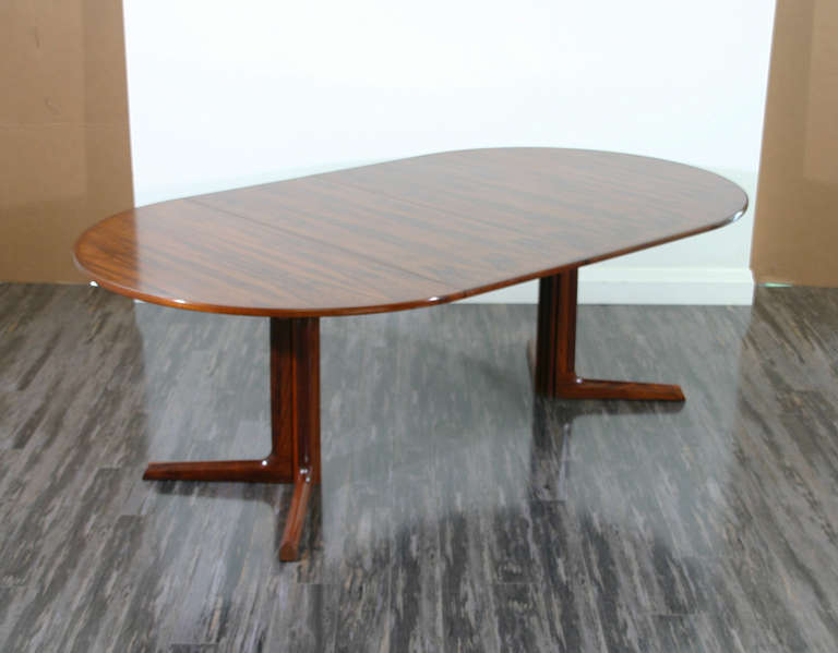 A Danish Mid. Century Modern Dining Table In Excellent Condition In Mississauga, ON
