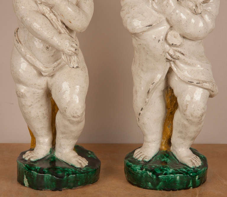 Pair of Majolica Putti In Excellent Condition For Sale In Mississauga, ON