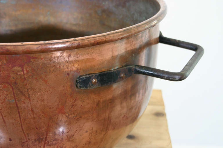 A 19th Century Copper Cauldron In Excellent Condition In Mississauga, ON