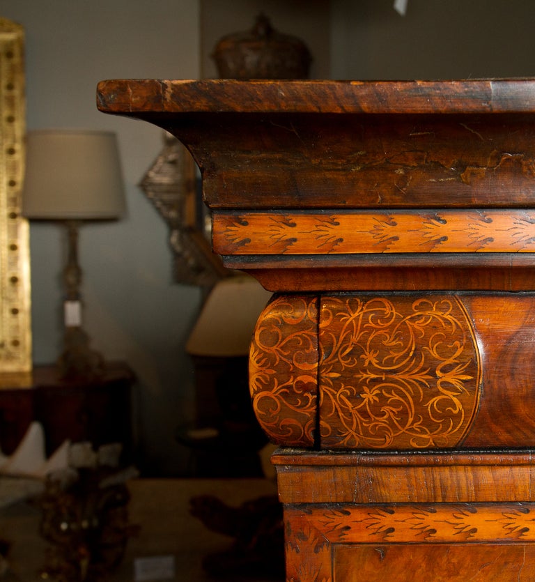 Rare Queen Anne Walnut and Seaweed Marquetry Escritoire In Excellent Condition In Montreal, QC