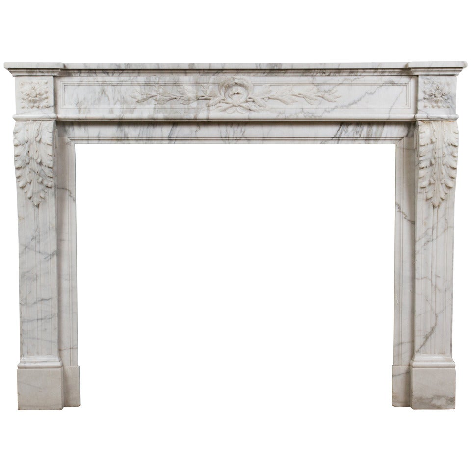 Cheminée en marbre blanc et gris de style Louis XVI en vente