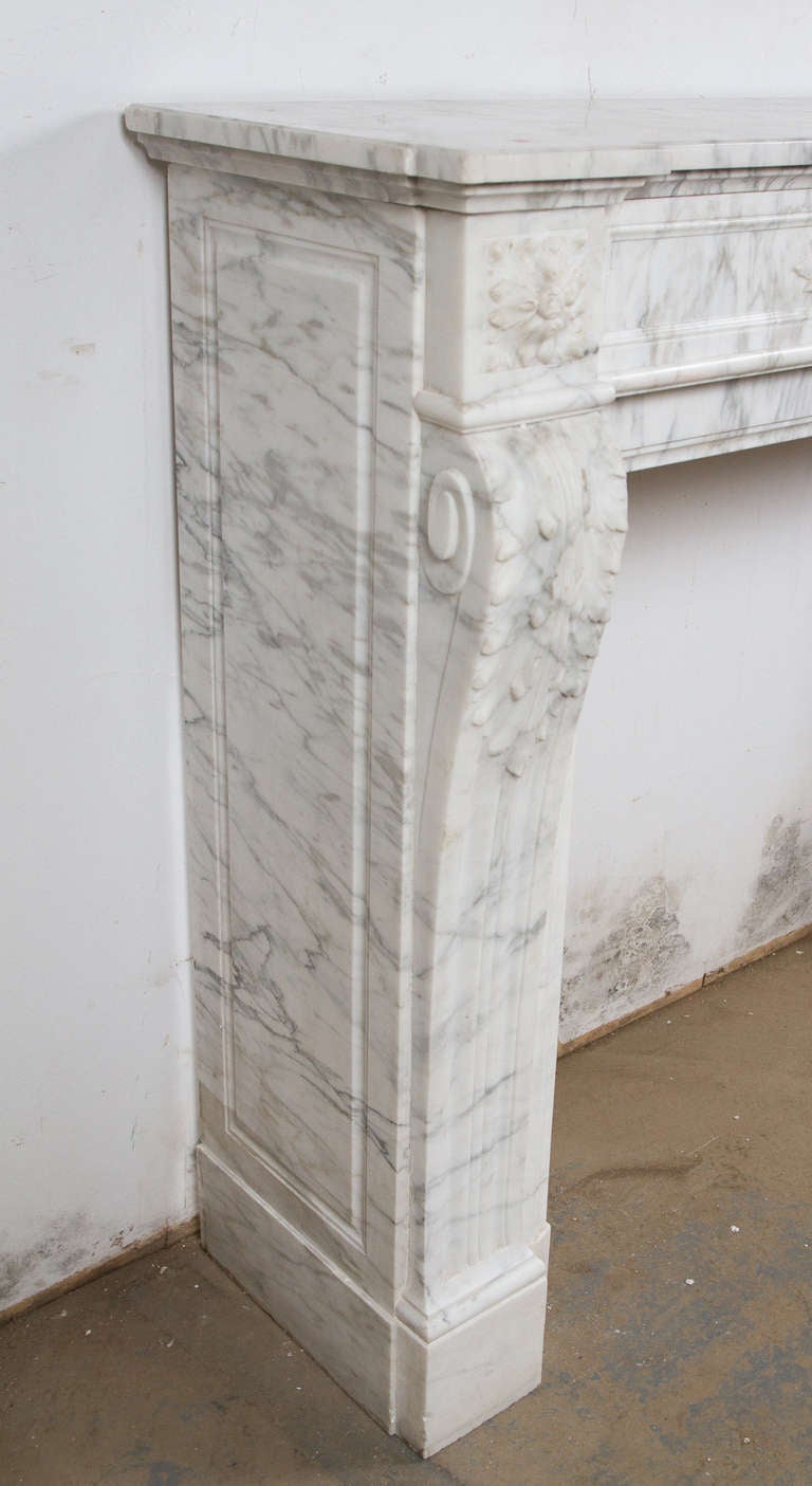 Français Cheminée en marbre blanc et gris de style Louis XVI en vente