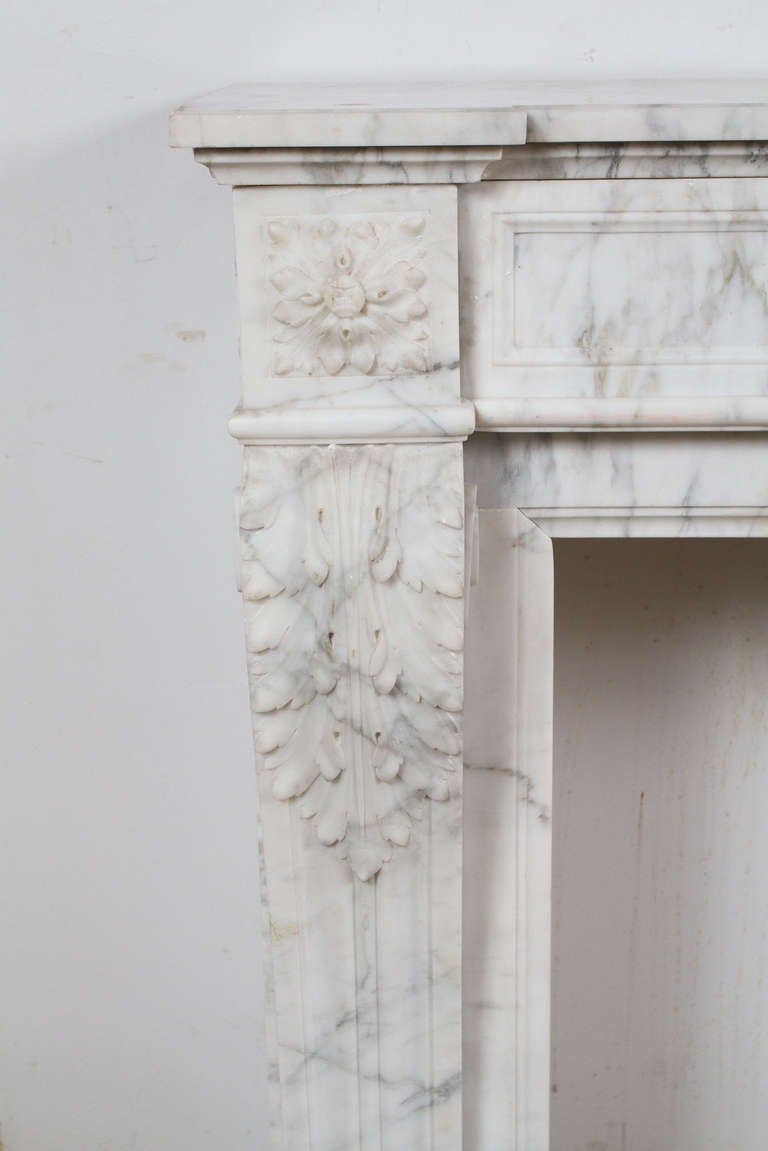 White and Grey Louis XVI Style Marble Mantel In Good Condition For Sale In Montreal, QC