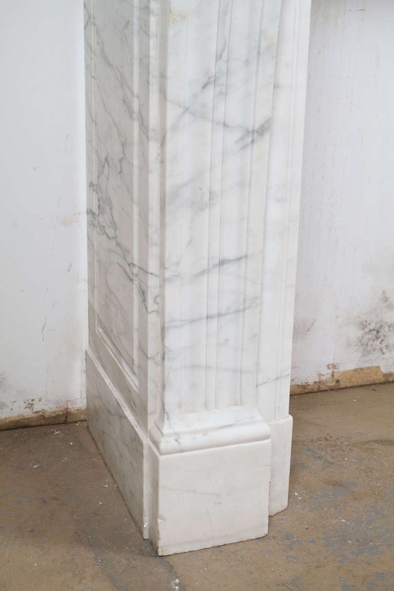 XIXe siècle Cheminée en marbre blanc et gris de style Louis XVI en vente