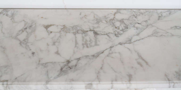 Cheminée en marbre blanc et gris de style Louis XVI en vente 1