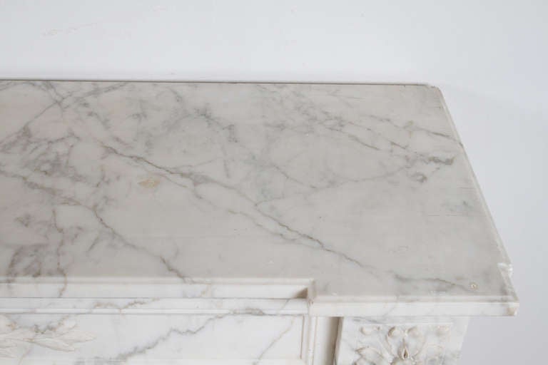Repisa de mármol blanca y gris estilo Luis XVI en venta 2