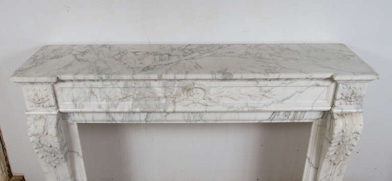 Cheminée en marbre blanc et gris de style Louis XVI en vente 3