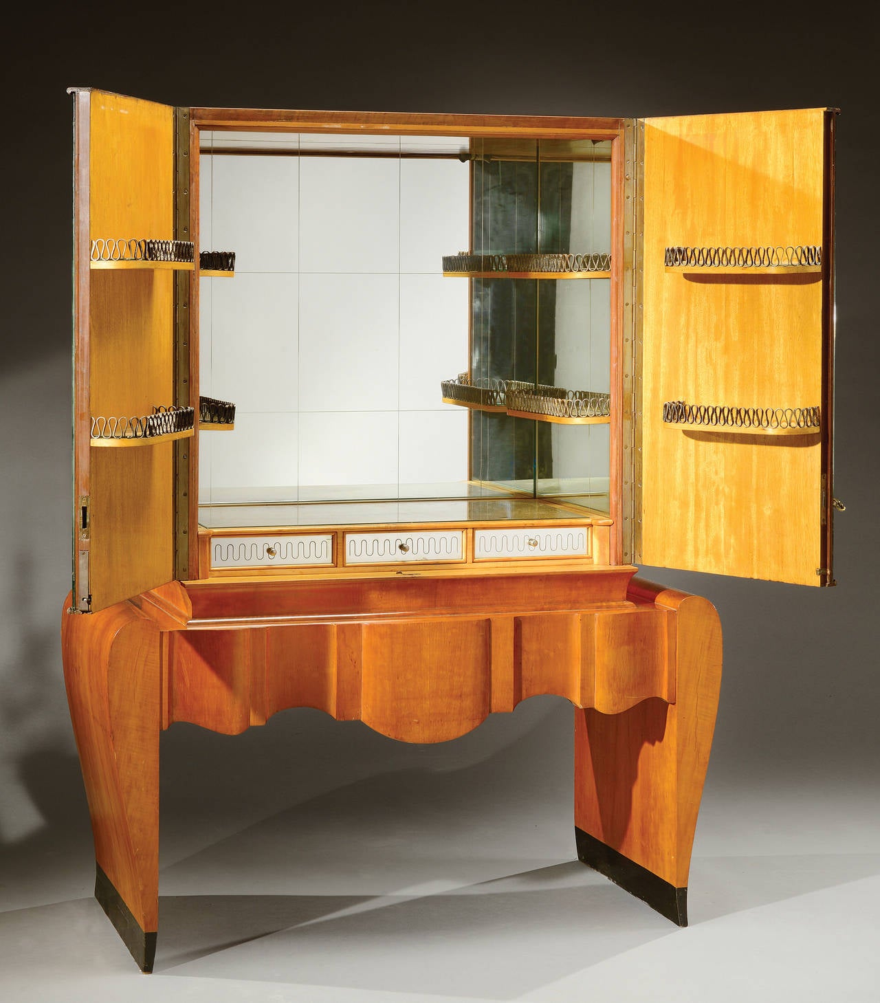 Stunning Art Deco Italian Bar Cabinet In Good Condition For Sale In Montreal, QC