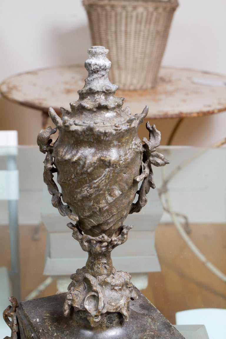 Pair of Victorian Shell Form Urns In Good Condition In Montreal, QC