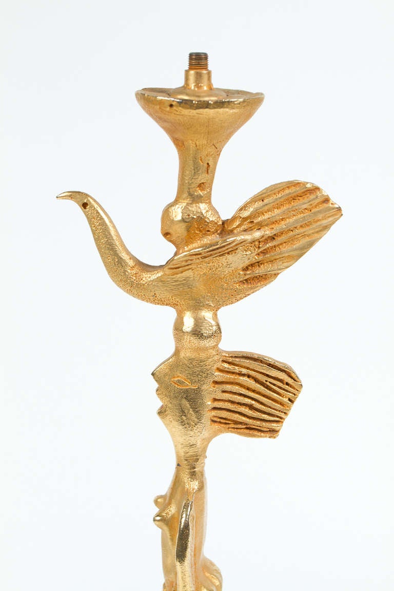 Ungewöhnlicher Bronze-Lampenständer mit einer Frau, die eine Taube hält, von Pierre Casenove
