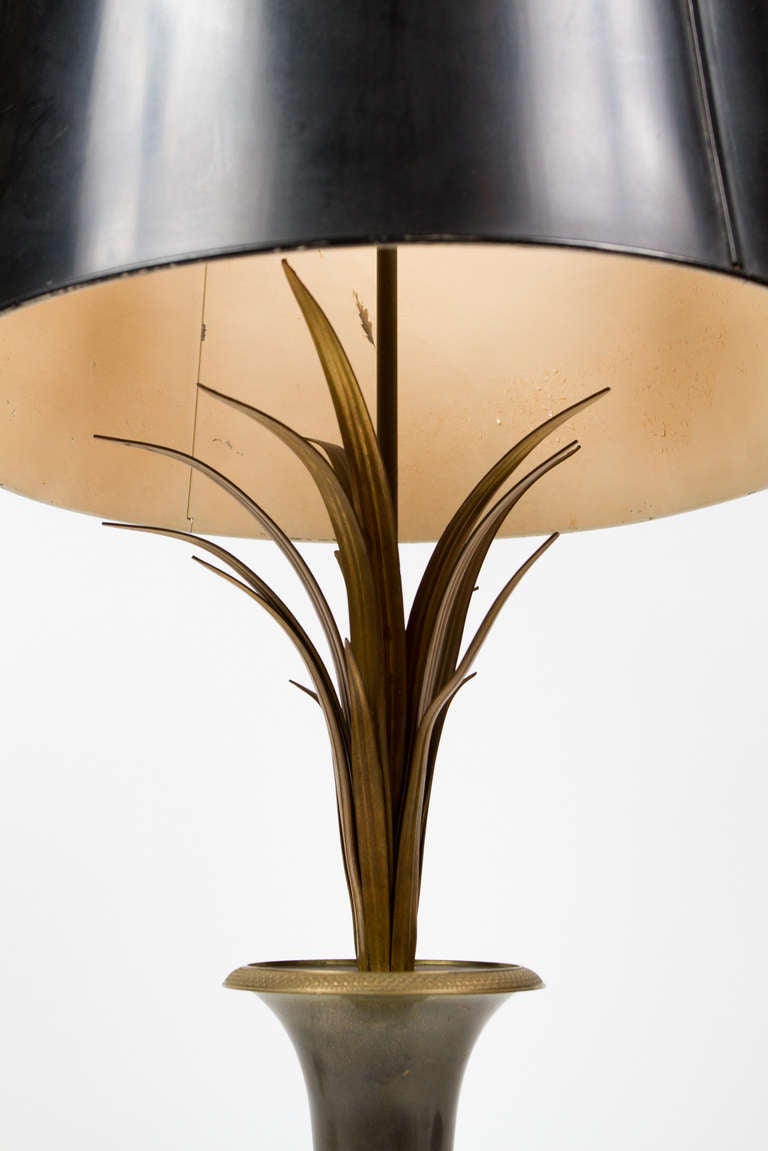 Mid-Century Modern Elegant  Lampe de table attribuée à la Maison Charles en vente