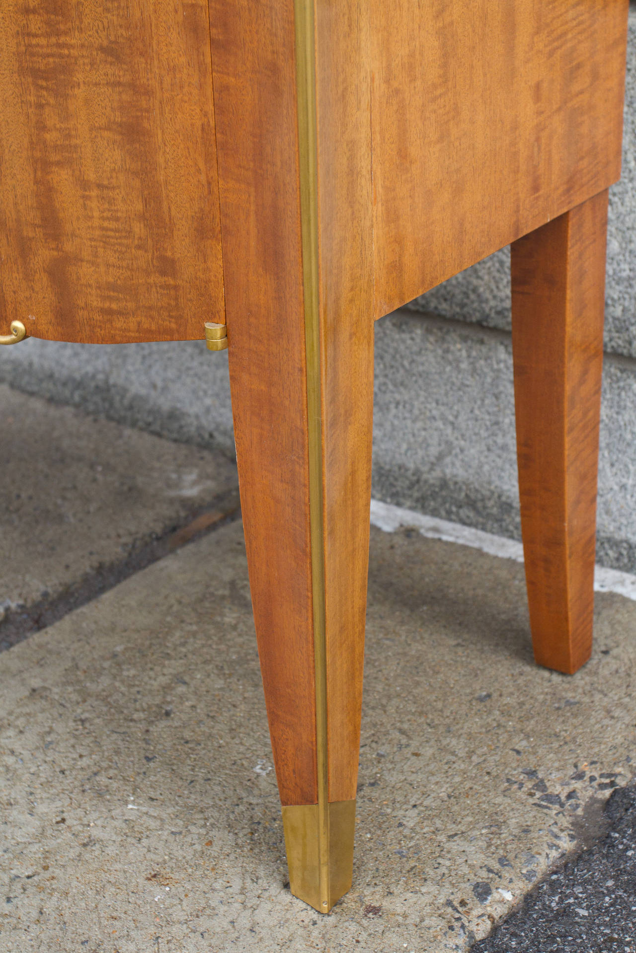 Precioso armario de caoba de Jules Leleu Dorado en venta