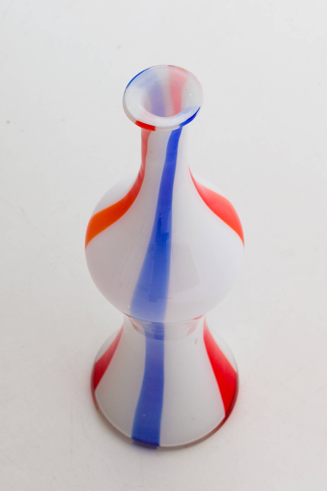 Vase en forme de bouteille en verre soufflé italien, à la manière de Dino Martens.
Non signée.