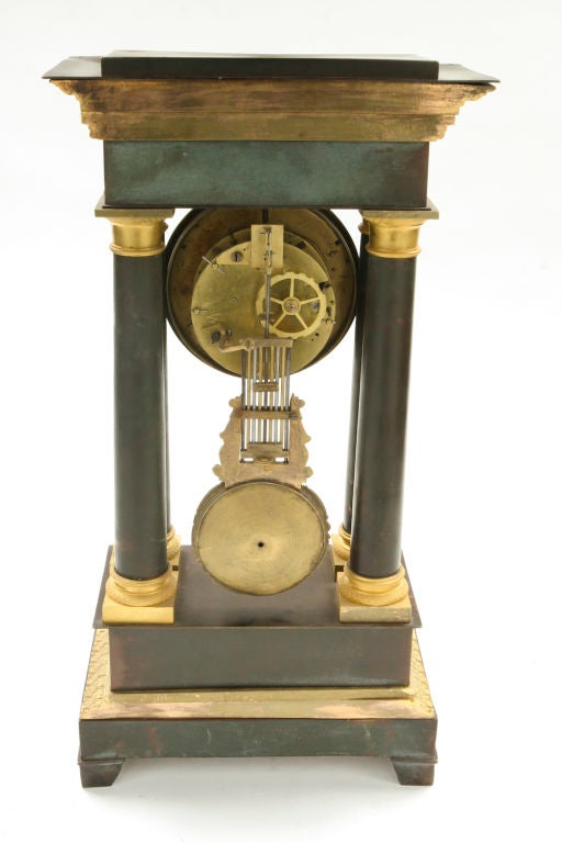 Période de la restauration française  Horloge en bronze patiné et doré Bon état - En vente à Montreal, QC