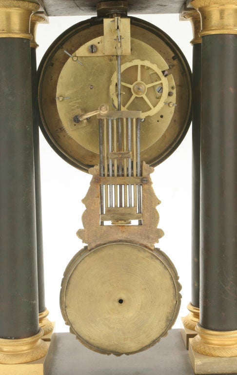XIXe siècle Période de la restauration française  Horloge en bronze patiné et doré en vente