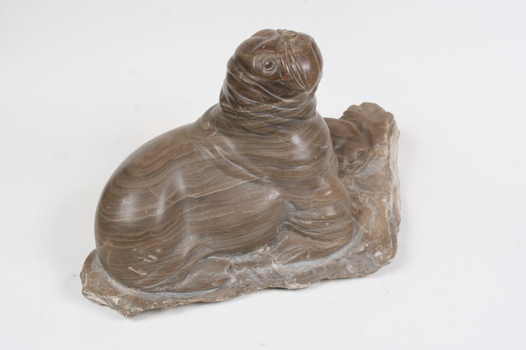 Grande e insolita scultura in onice di un tricheco.