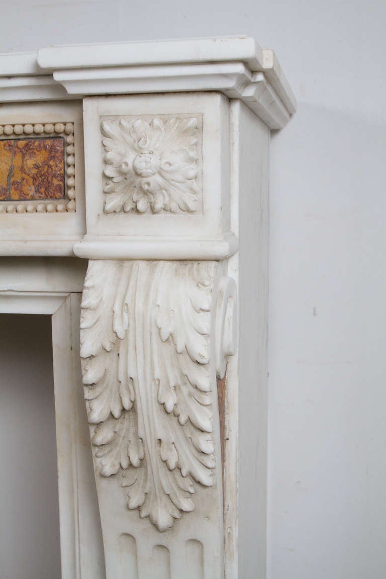 Cheminée en marbre statuaire Bon état - En vente à Montreal, QC