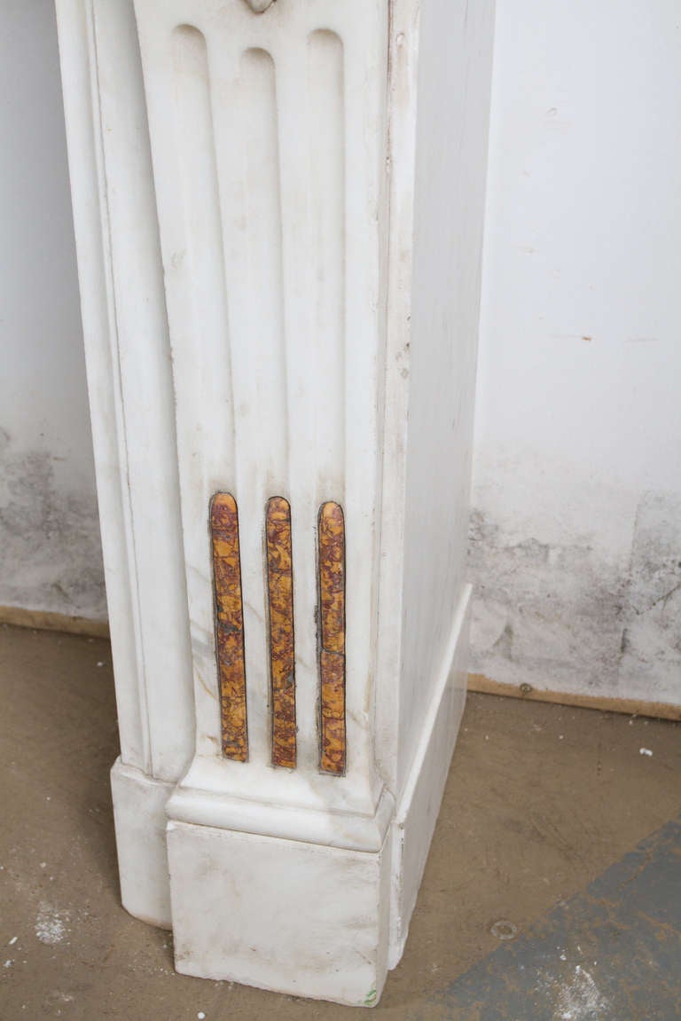 Statuary Marble Mantel In Good Condition For Sale In Montreal, QC