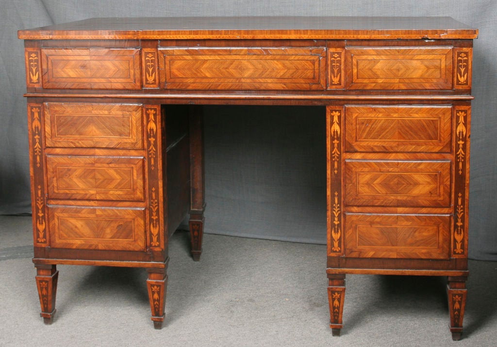 Very Rare 18th Century Maggiolini Desk In Good Condition For Sale In Montreal, QC