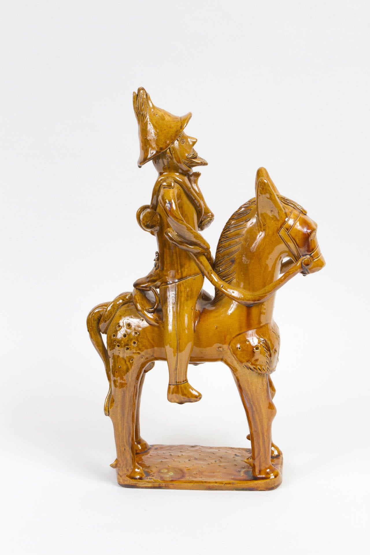Sculpture espagnole en céramique émaillée jaune représentant Don Quichotte.