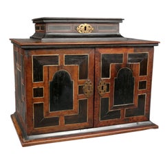 Magnifique style XVIIIe siècle  Petite marqueterie de noyer incrustée  Cabinet