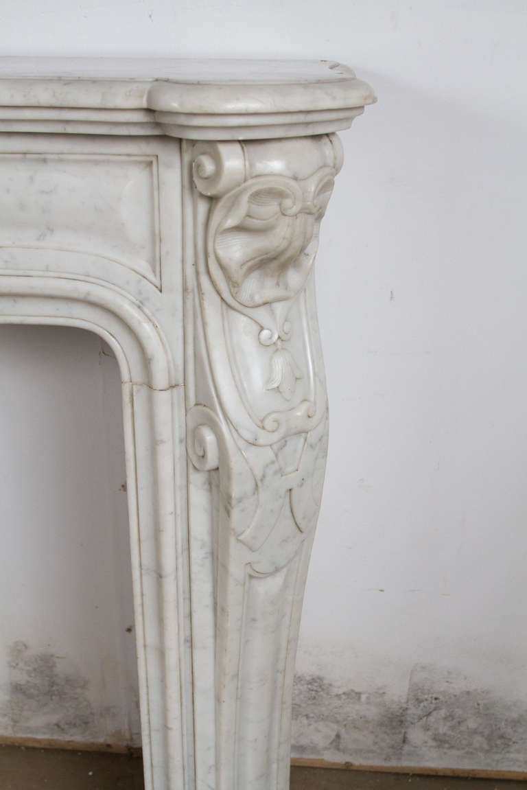 Louis XV - XVI Transitional Style Marble Mantel In Good Condition For Sale In Montreal, QC