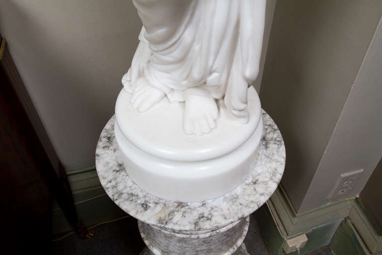 Beautiful Pair of Statuary Marble Belle Epoque Statues In Good Condition In Montreal, QC