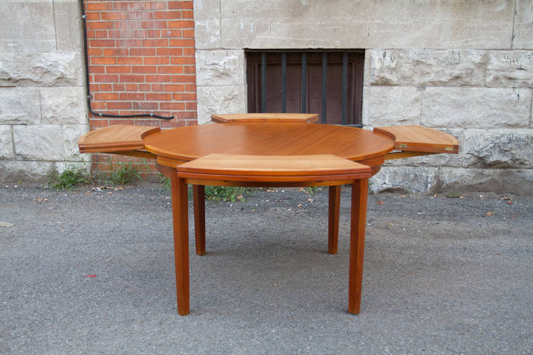 Danish Round Dyrlund  extending ''Flip Flap'' Dining Table In Excellent Condition In Montreal, QC