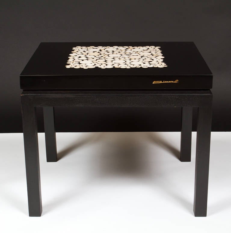 Rare pair of travertine inset resin side tables by Etienne Allemeersch, set on black wood bases.
Signed : E.Allmeersch.