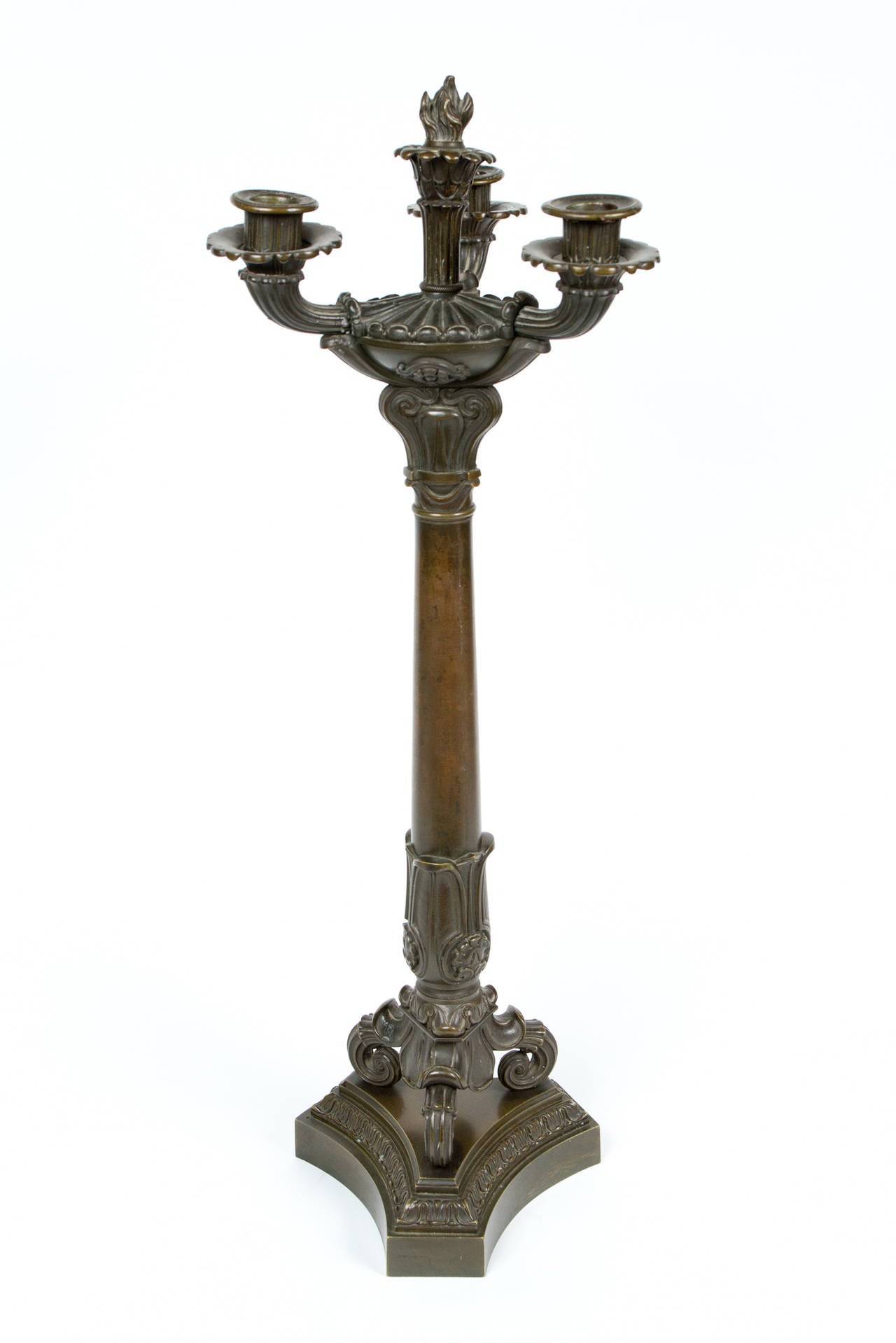 Grande paire de candélabres d'époque Charles X, en bronze patiné, datant du XIXe siècle.