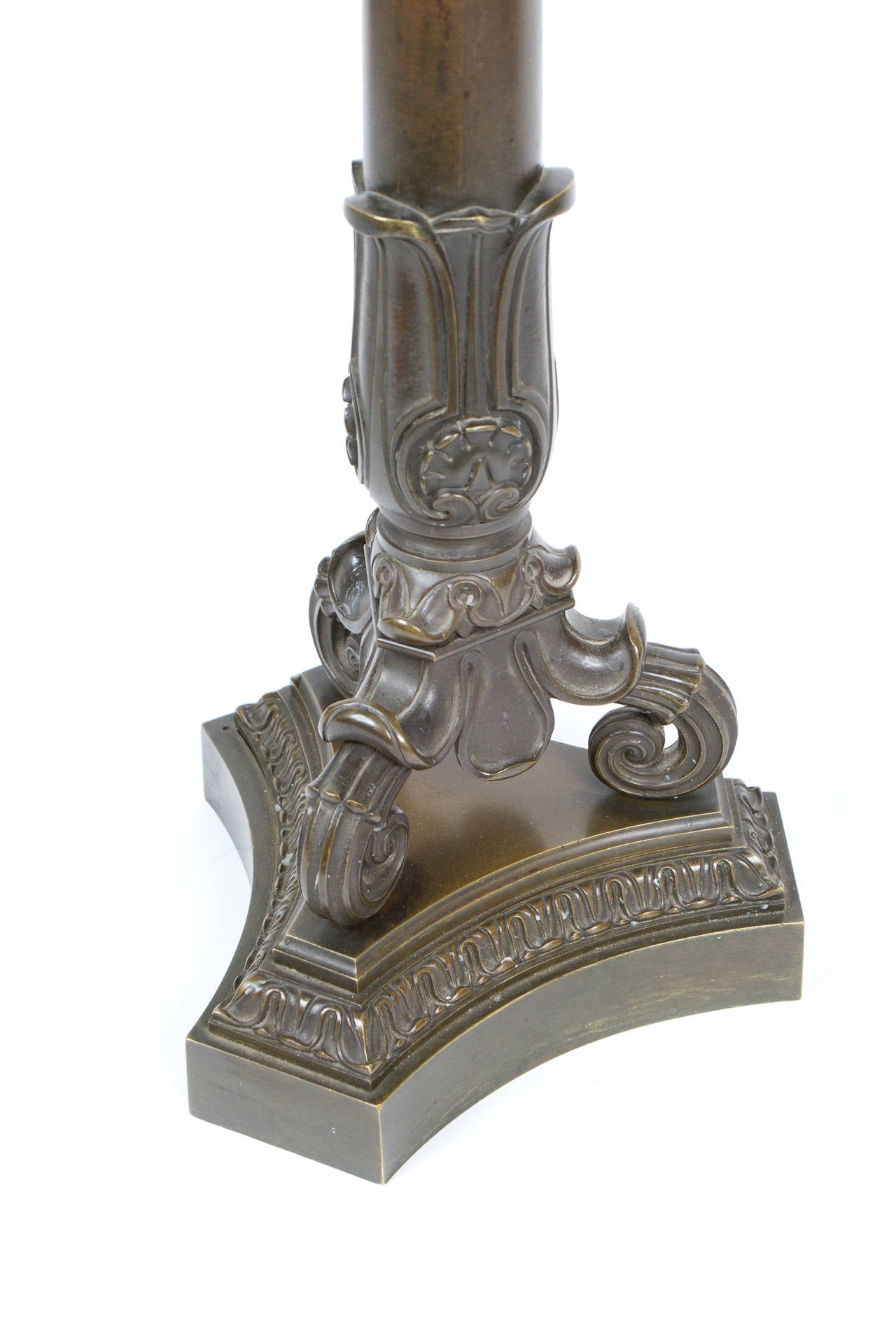 Paire de candélabres Charles X en bronze Bon état - En vente à Montreal, QC