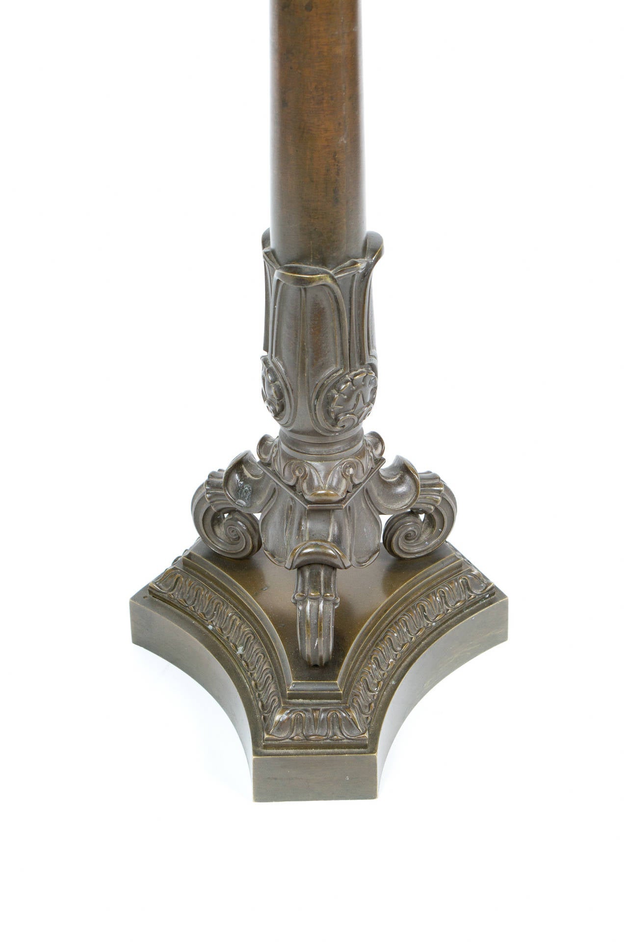 Début du XIXe siècle Paire de candélabres Charles X en bronze en vente