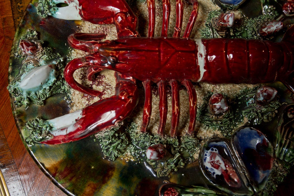 Assiette en céramique 'Majolica' de style Palissy, décorée en relief d'un homard et de coquillages.
signé : 
