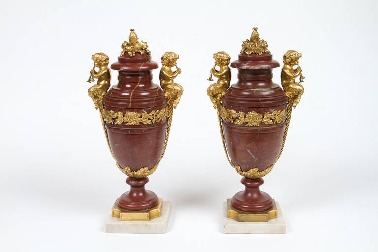 Belle paire  Urnes en marbre Rouge du Languedoc d'époque Napoléon III munies de fines montures en bronze doré .