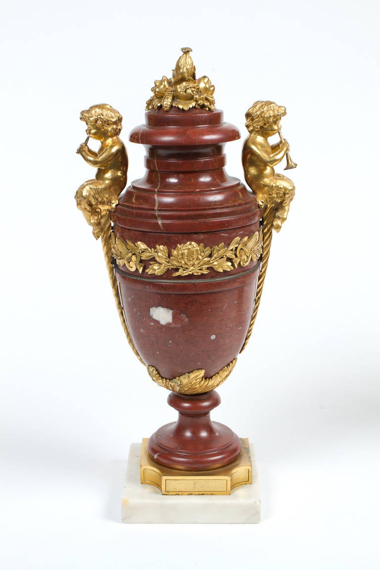 Marbre Magnifique paire d'urnes de style néoclassique en bronze doré et marbre en vente