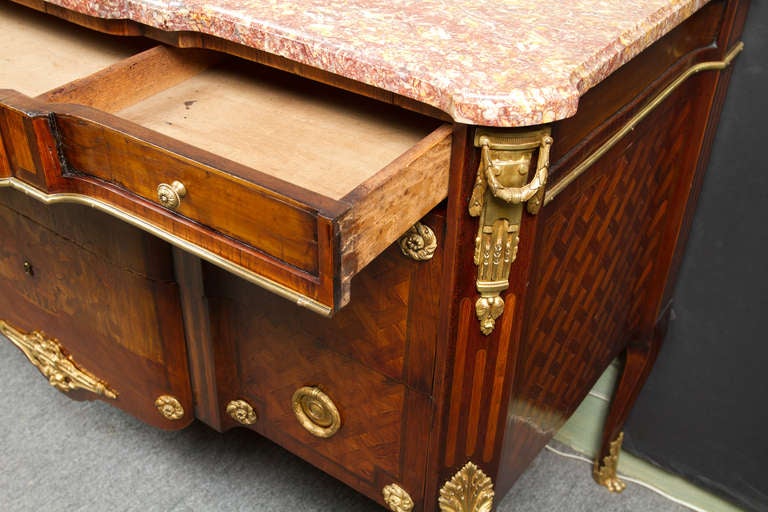 Louis XV - Louis XVI Transitional Style Commode In Good Condition For Sale In Montreal, QC