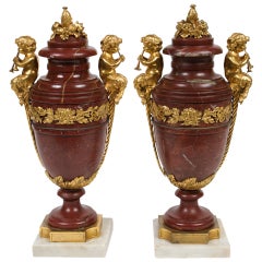 Magnifique paire d'urnes de style néoclassique en bronze doré et marbre