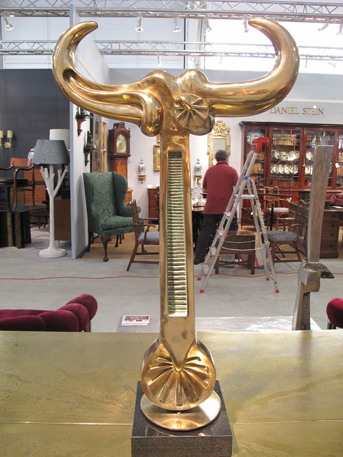 Sculpture en bronze coulé et poli avec une patine texturée vert colis, par Prince Monyo.
Américain d'origine roumaine Mihailescu-Nasturel.
USA, vers 1980.
Edit : 1/15.
