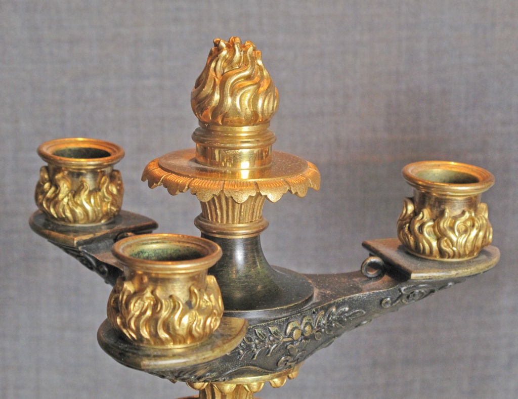 Coppia di candelabri in bronzo dorato del periodo Charles X