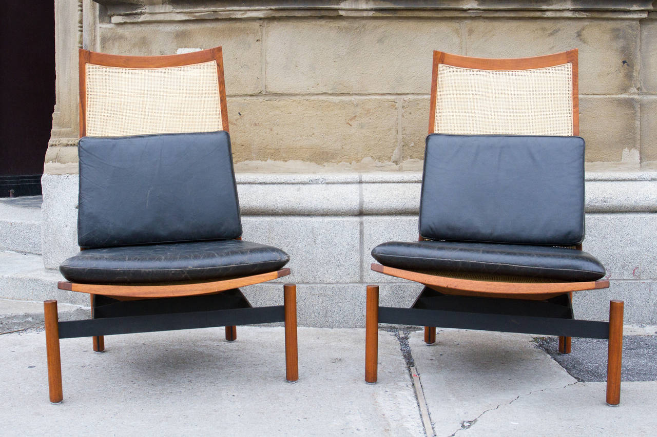 Impressive Pair of Midcentury Lounge Chairs In Excellent Condition In Montreal, QC