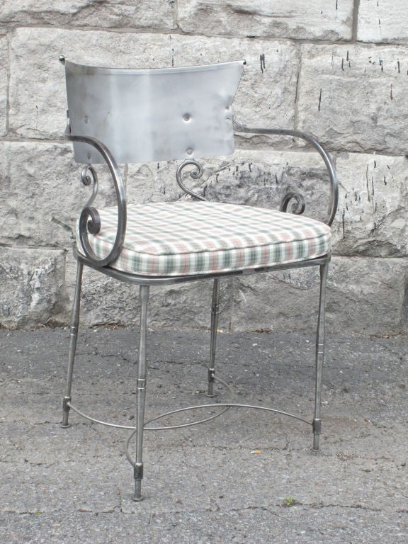 Ensemble de quatre fauteuils de style néoclassique en acier poli. Estampillé : Italie.