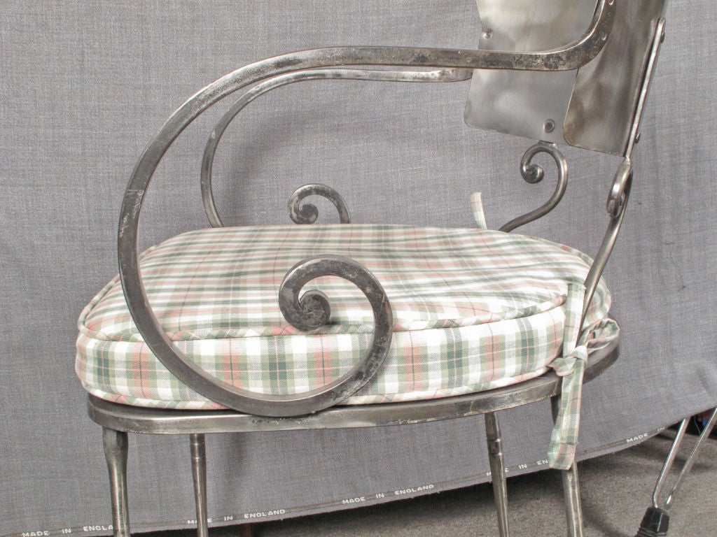 Ensemble de quatre fauteuils en acier poli en vente 3